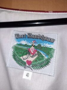 Dirndl aus Trachtenfachgeschäft
