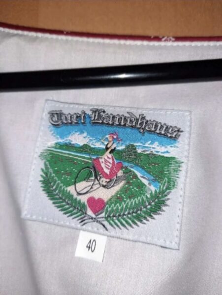 Dirndl aus Trachtenfachgeschäft